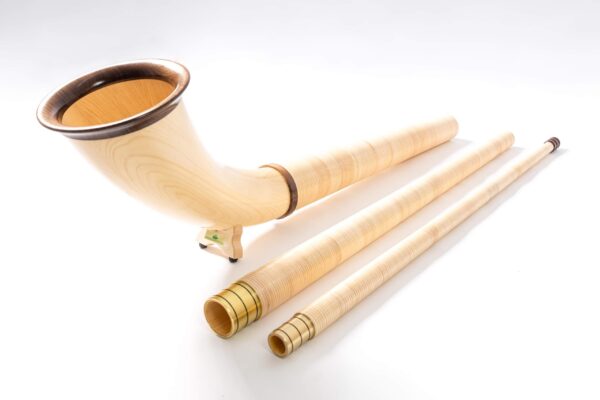 Handgefertigtes Alphorn mit edlen Holzmundstücken, präsentiert auf weißem Hintergrund für NATURINSTRUMENTE Heimatklang.