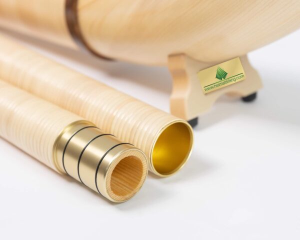 Detailaufnahme von Alphorn-Endstücken aus Holz mit Metallringen, präsentiert von Heimatklang, für hochwertige Klangqualität.