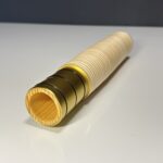 Hochwertiges Holzmundstück für Alphorn, sorgfältig verarbeitet, präsentiert auf schlichtem Hintergrund.