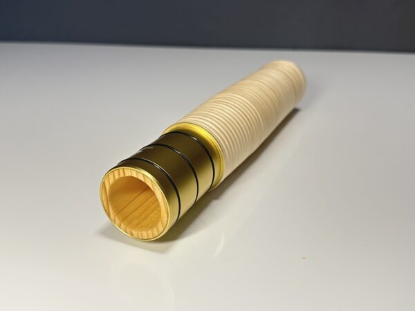 Hochwertiges Holzmundstück für Alphorn, sorgfältig verarbeitet, präsentiert auf schlichtem Hintergrund.