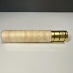Handgefertigtes Mundstück aus Holz und Metall für Alphörner, präsentiert auf einer neutralen Oberfläche.