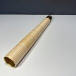 Holzmundstück für Alphorn auf weißem Hintergrund, zeigt handwerkliche Qualität und naturverbundene Tradition von Heimatklang.