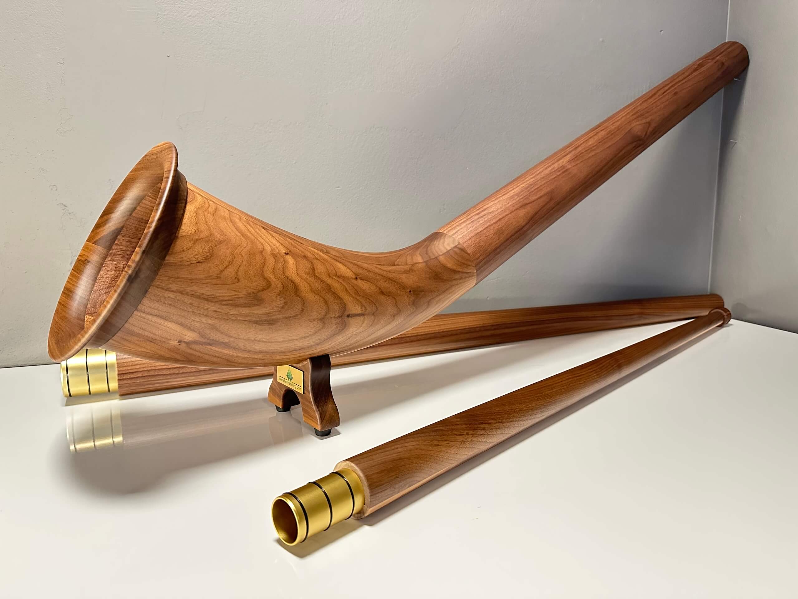 Alphorn aus Nussholz, matt lackiert, Stimmung f – 714132S