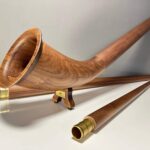 Alpenhorn mit edlem Holzmundstück aufgestellt, zeigt kunstvolle Handwerkskunst und exzellente Verarbeitung.