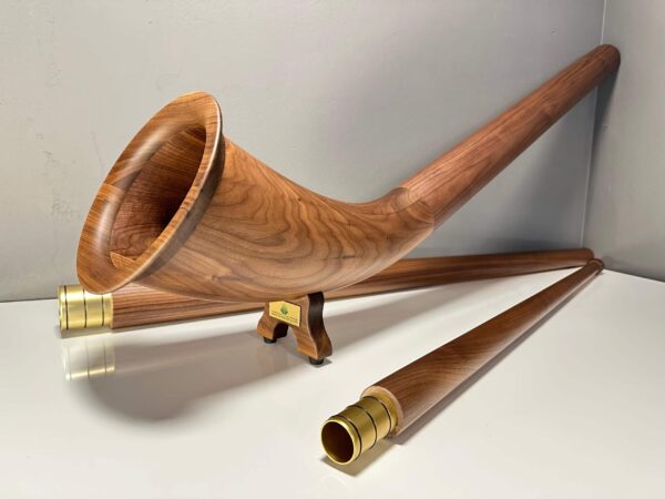 Alpenhorn mit edlem Holzmundstück aufgestellt, zeigt kunstvolle Handwerkskunst und exzellente Verarbeitung.