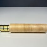Hochwertiges Holzmundstück für Alphorn auf weißem Hintergrund, repräsentiert traditionelle Handwerkskunst von NATURINSTRUMENTE Heimatklang.