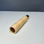 Hochwertiges Holzmundstück für Alphörner auf weißem Hintergrund, perfektioniert für den optimalen Klang.