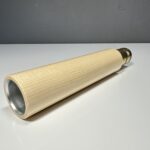 Holzmundstück für Alphorn auf weißem Hintergrund. Ideal für Profis, die erstklassige Naturinstrumente schätzen.
