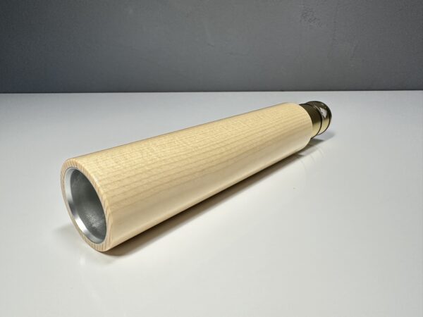 Holzmundstück für Alphorn auf weißem Hintergrund. Ideal für Profis, die erstklassige Naturinstrumente schätzen.