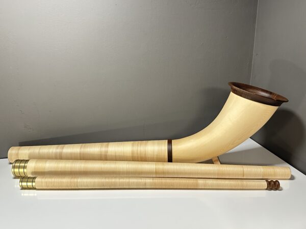 Hochwertiges Alphorn mit feinem Holzmundstück auf weißem Hintergrund, perfekt für Naturklang-Enthusiasten.