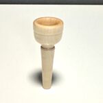 Hochwertiges Holzmundstück für Alphorn, Naturinstrumente Heimatklang, auf weißem Hintergrund.