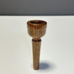 Hochwertiges Holzmundstück für Alphörner, präsentiert auf weißem Hintergrund, ideal für Naturinstrumente-Enthusiasten.