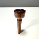 Holzmundstück für Alphorn auf weißem Hintergrund, hochwertiges Zubehör für Alpenhörner.