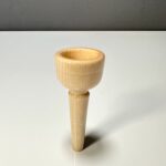 Holzmundstück für Alphorn auf weißem Hintergrund, hochwertiges Zubehör für Naturinstrumente und traditionellen Heimatklang.