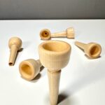 Holzmundstücke für Alphörner auf weißem Hintergrund, hochwertiges Alphorn-Zubehör bei NATURINSTRUMENTE Heimatklang.