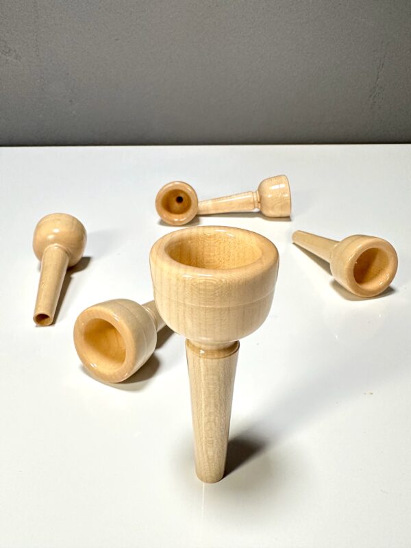 Holzmundstücke für Alphörner auf weißem Hintergrund, hochwertiges Alphorn-Zubehör bei NATURINSTRUMENTE Heimatklang.